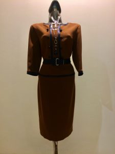 hnedé šaty s lemovaním