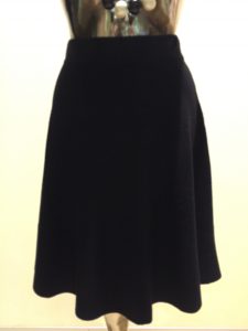 čierna sukňa z kolekcie pletenín najvyššej kvality