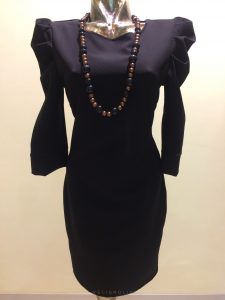 čierne šaty s riaseným rukávom
