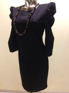 čierne šaty s riaseným rukávom