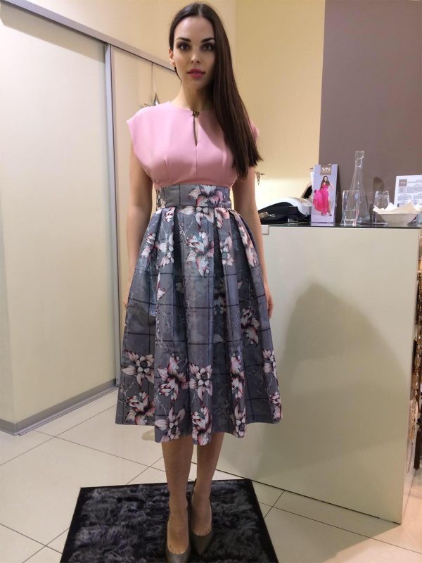 Šaty ružovo-šedé s kvetovanou sukňou