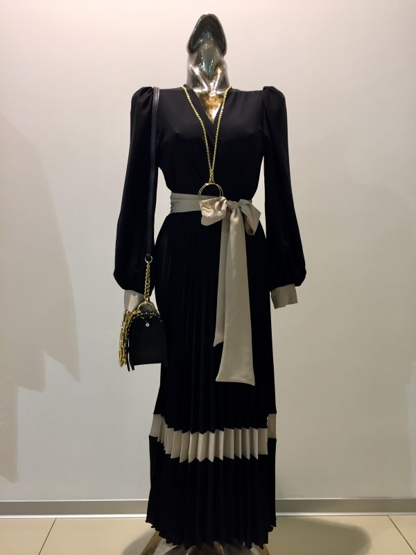 Šaty čierno-béžové s plisovanou sukňou