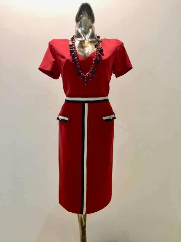 Šaty červené s bielo-čiernym lemom