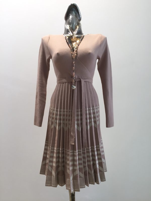 Šaty pletené pudrové s krémovým vzorom a plisovanou sukňou