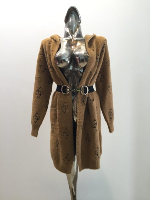 Pletený camel kabátik s kapucňou a čiernym vzorom