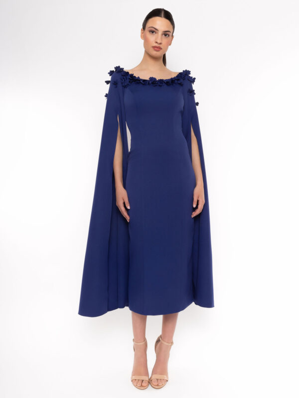 Šaty tmavomodré zdobené kvietkami s roztrihnutými dlhými rukávmi