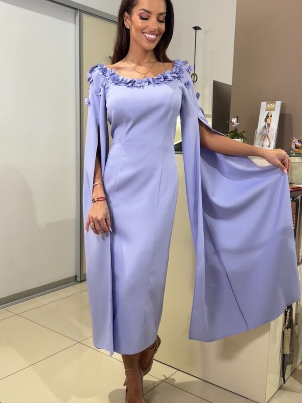 Šaty svetlé levandulové zdobené kvietkami s roztrihnutými dlhými rukávmi