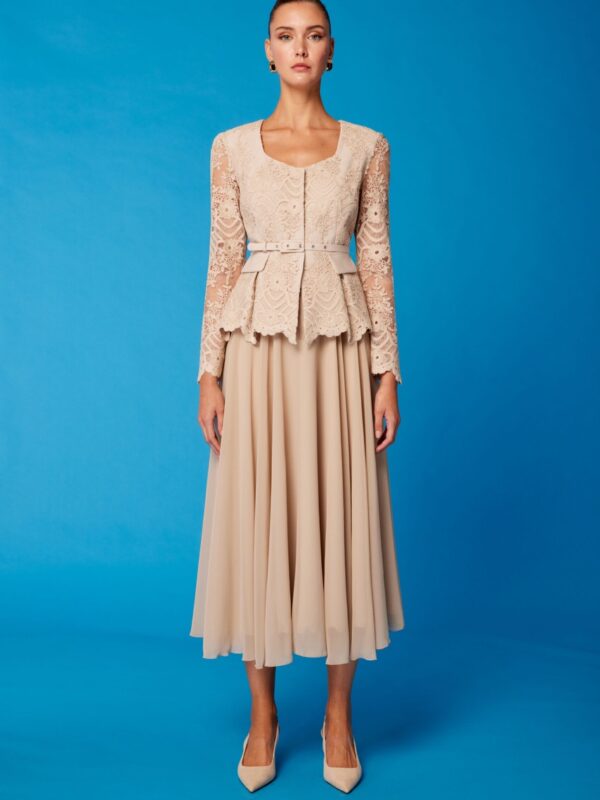 Šaty béžové krajkové s ľahkou sukňou a jemným opaskom