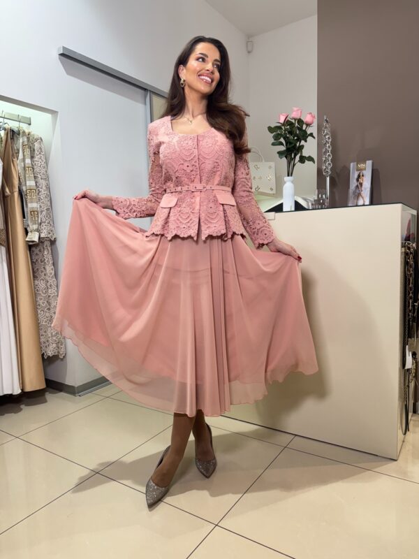 Šaty broskyňové krajkové s ľahkou sukňou a jemným opaskom